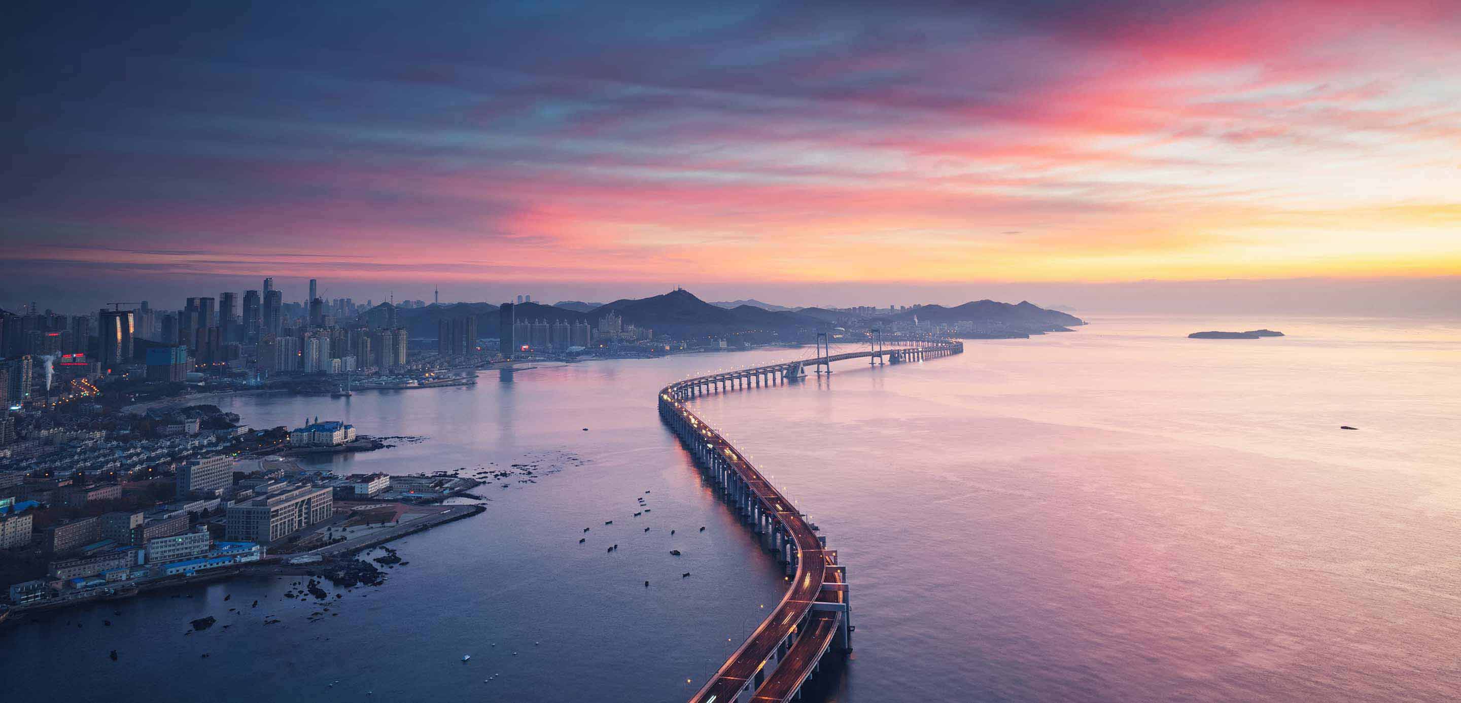 A half-half combination of HK and PRD bridge to demostrate the connection of trade between two cities. A half-half combination of HK and PRD bridge to demostrate the connection of trade between two cities.